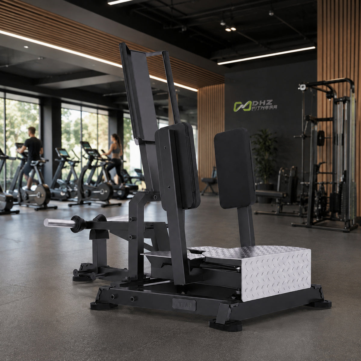 DHZ TITAN Mechanix Y985ZA Standing Abductor – Plate Loaded Abduktorenmaschine – dhz titan mechanix y985za standing abductor obsidian black premium fitnessstudio – KI-generierte Studioszene