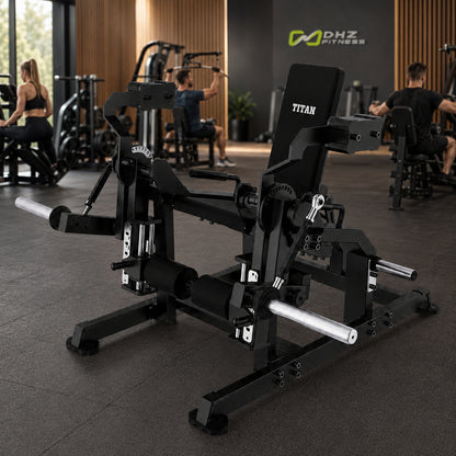 DHZ TITAN Mechanix Y961ZAG Leg Extension – Plate Loaded Beinstrecker – dhz titan mechanix y961zag leg extension obsidian black premium fitnessstudio – KI-generierte Studioszene
