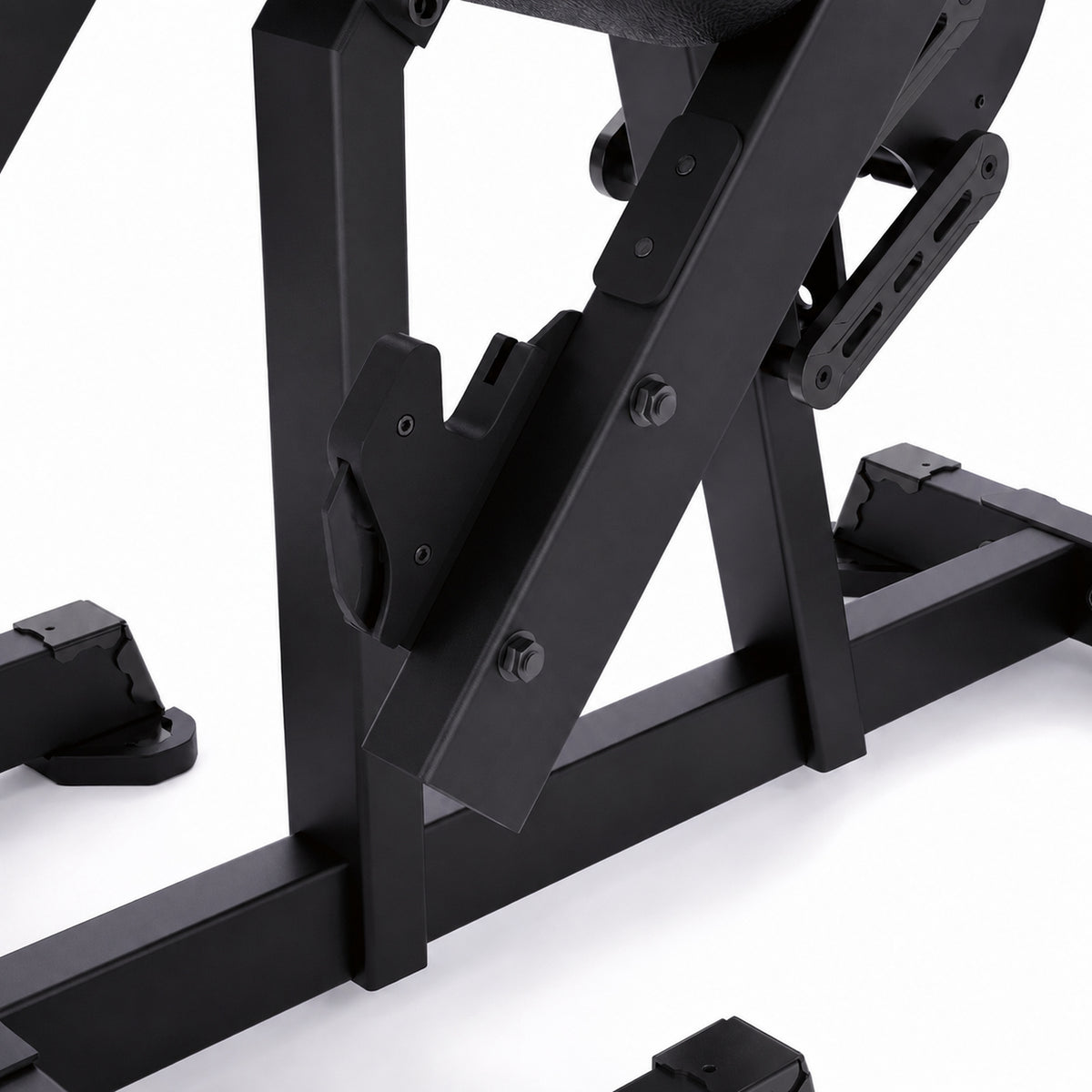 DHZ TITAN Mechanix Y976ZA Seated Preacher Curl - Plate Loaded Bizepsbank für isoliertes Armtraining – seated preacher curl obsidian black hantelablage detail