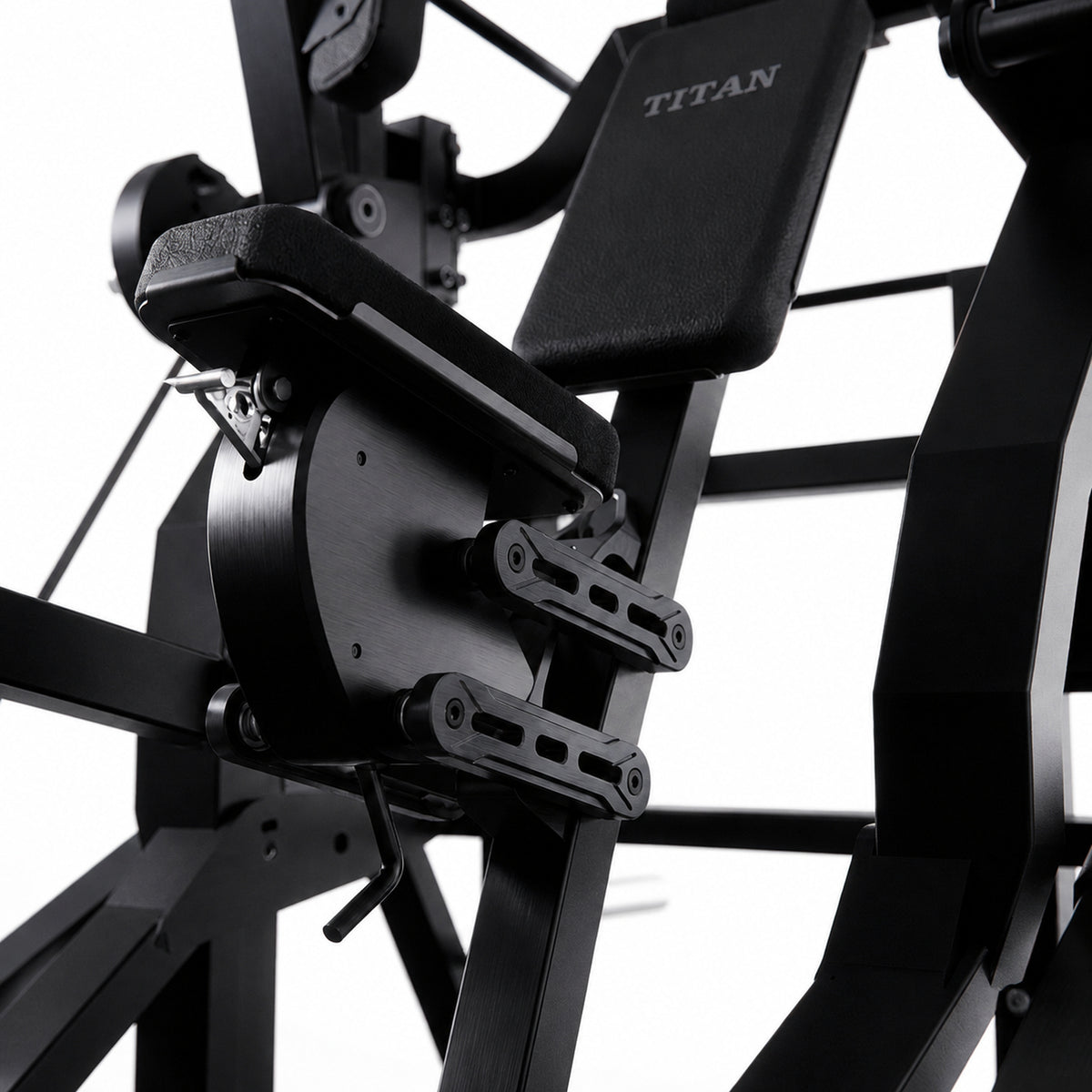 DHZ TITAN Mechanix Y983ZA Pull Over - Plate Loaded Gerät für Rücken- und Brusttraining – pull over obsidian black polster verstellung detail