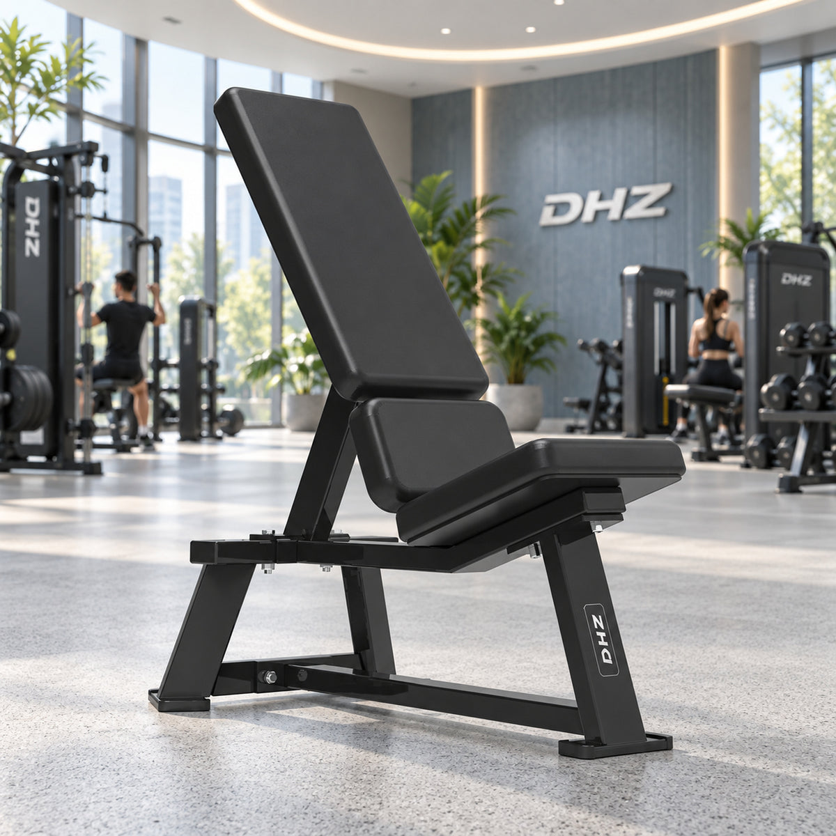DHZ S-FORCE PM3004 Incline Bench 55° – schwarze Ausführung im hellen DHZ Fitnessstudio