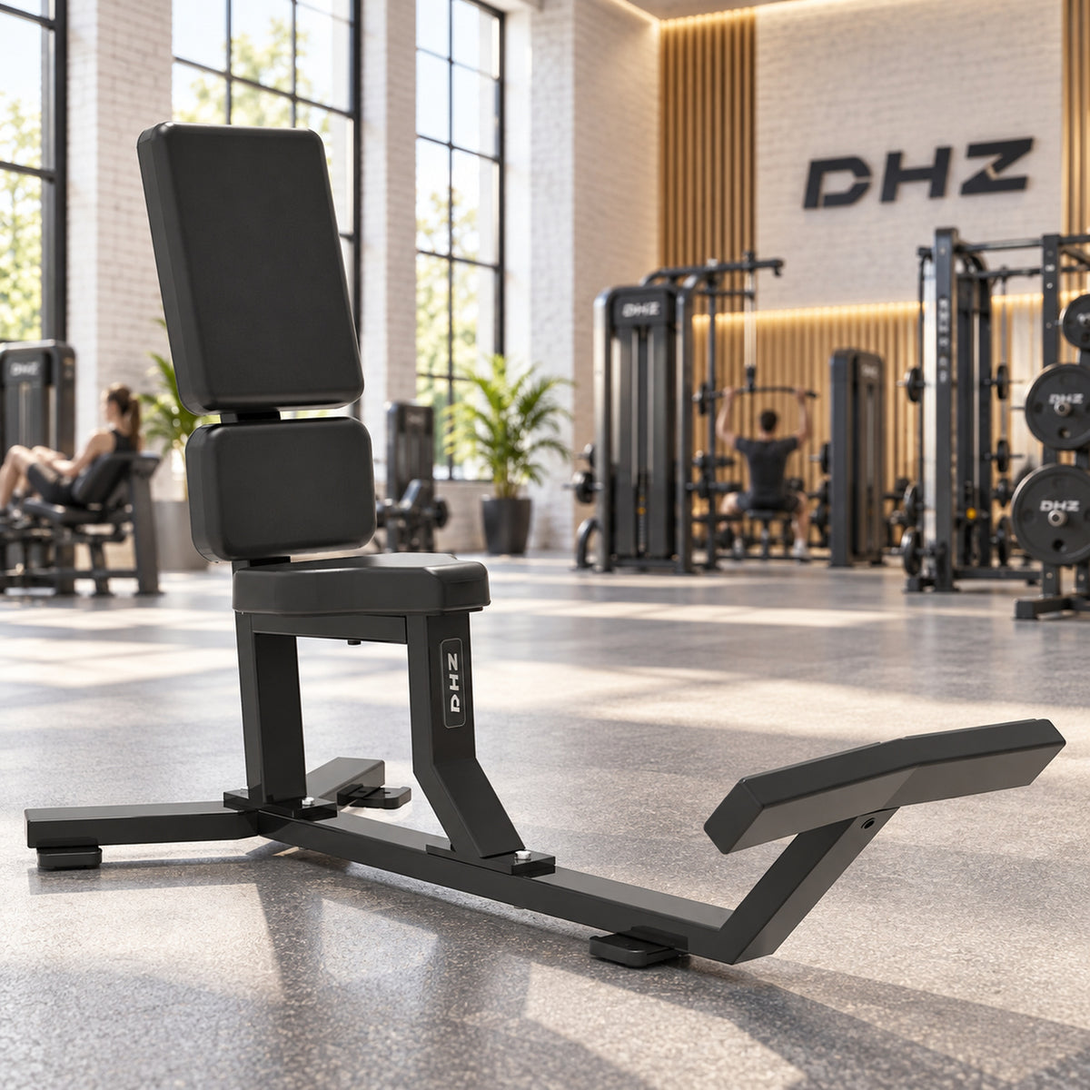 DHZ S-FORCE PM3005 Utility Bench 75° – schwarze Ausführung im hellen DHZ Fitnessstudio