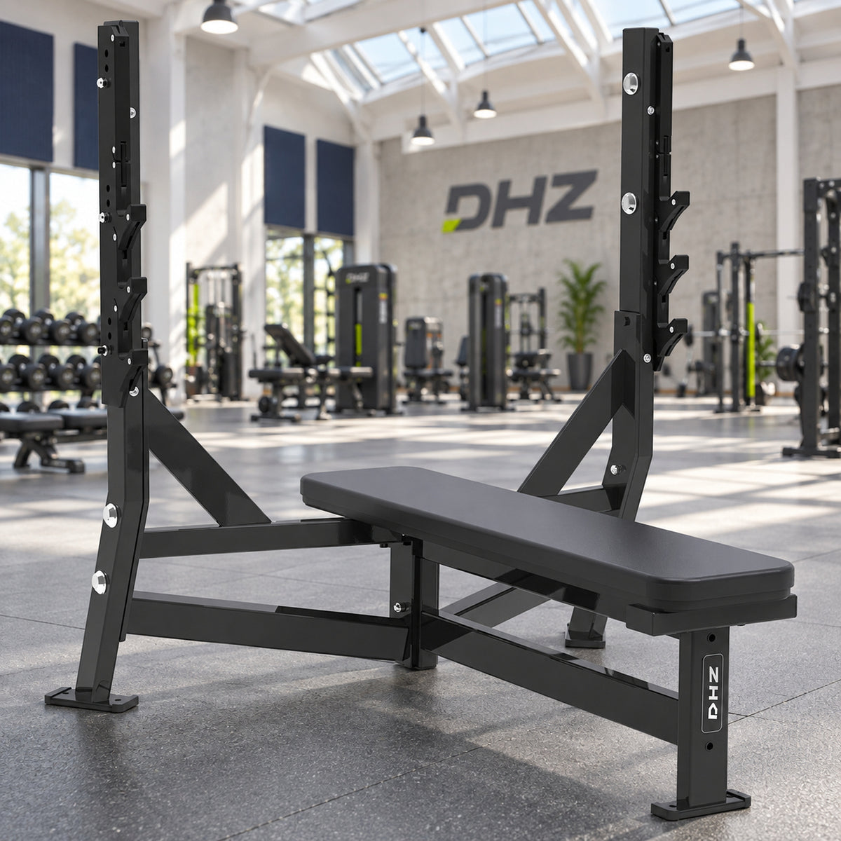 DHZ S-FORCE PM3012 Olympic Flat Bench – schwarze Ausführung im hellen DHZ Fitnessstudio