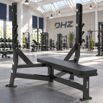 DHZ S-FORCE PM3012 Olympic Flat Bench – schwarze Ausführung im hellen DHZ Fitnessstudio