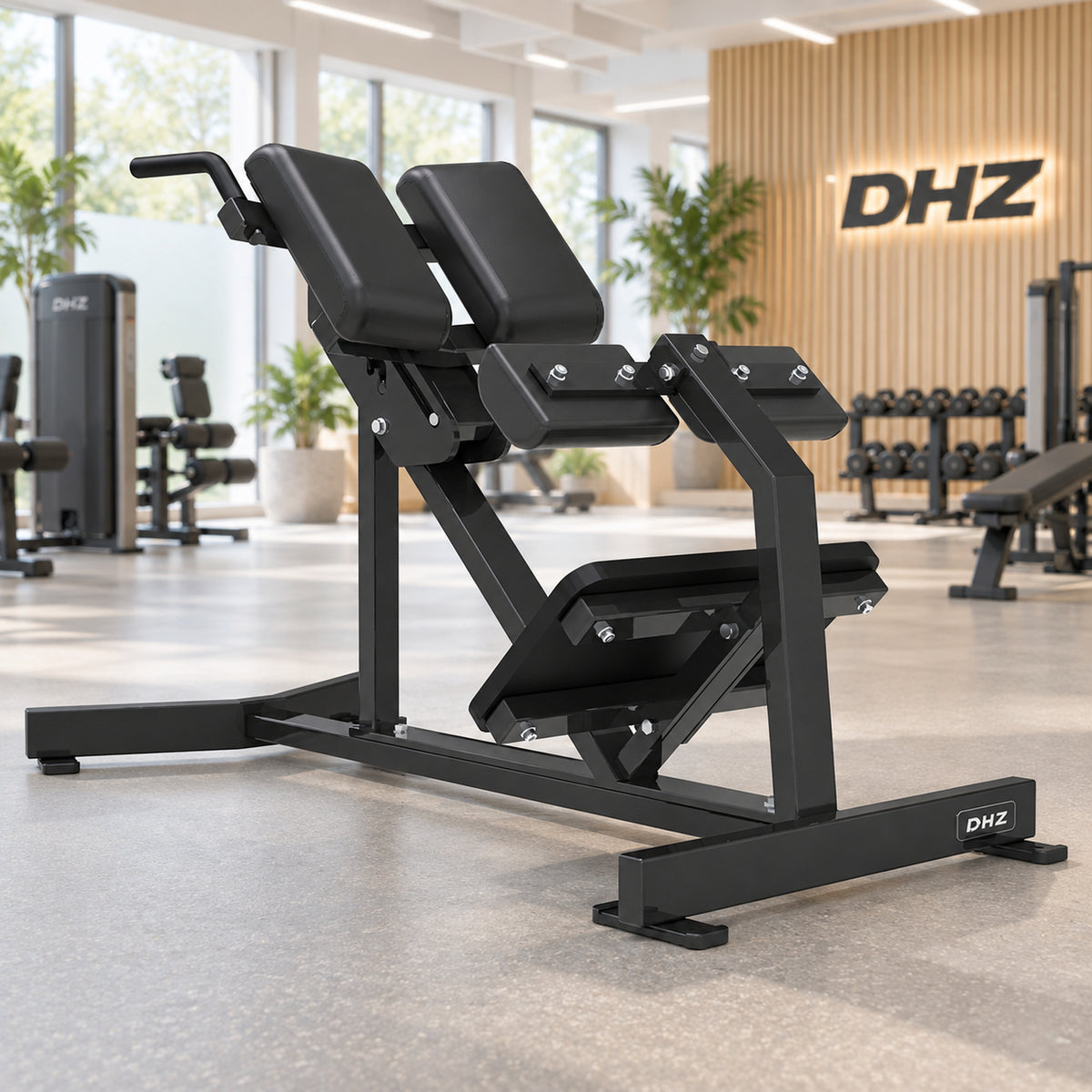 DHZ S-FORCE PM3016 Back Extension – schwarze Ausführung im hellen DHZ Fitnessstudio