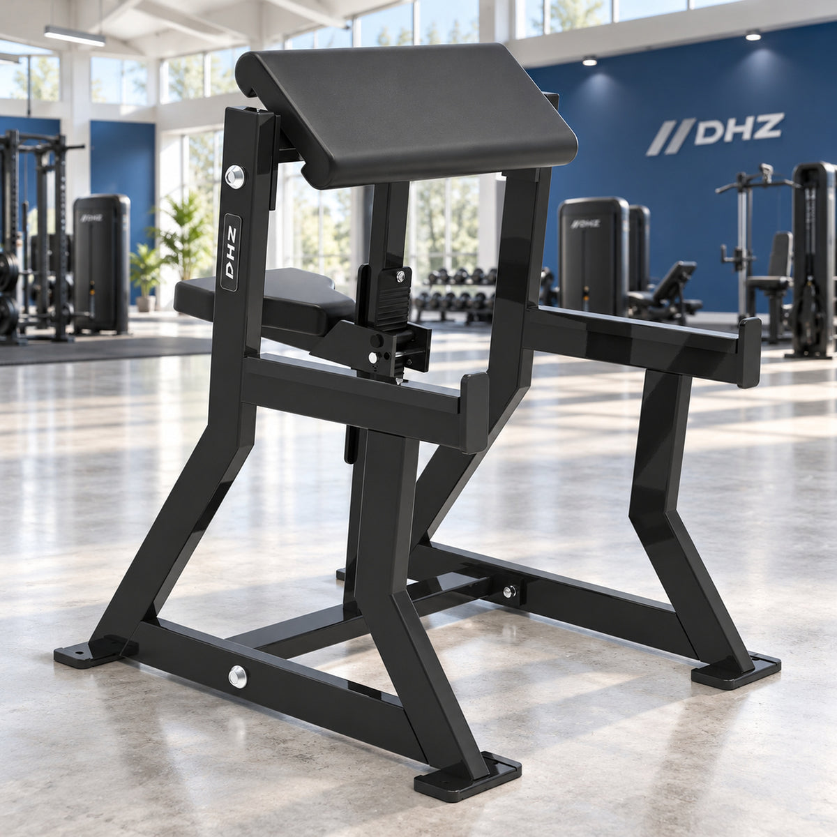 DHZ S-FORCE PM3018 Preacher Curl Bench – schwarze Ausführung im hellen DHZ Fitnessstudio