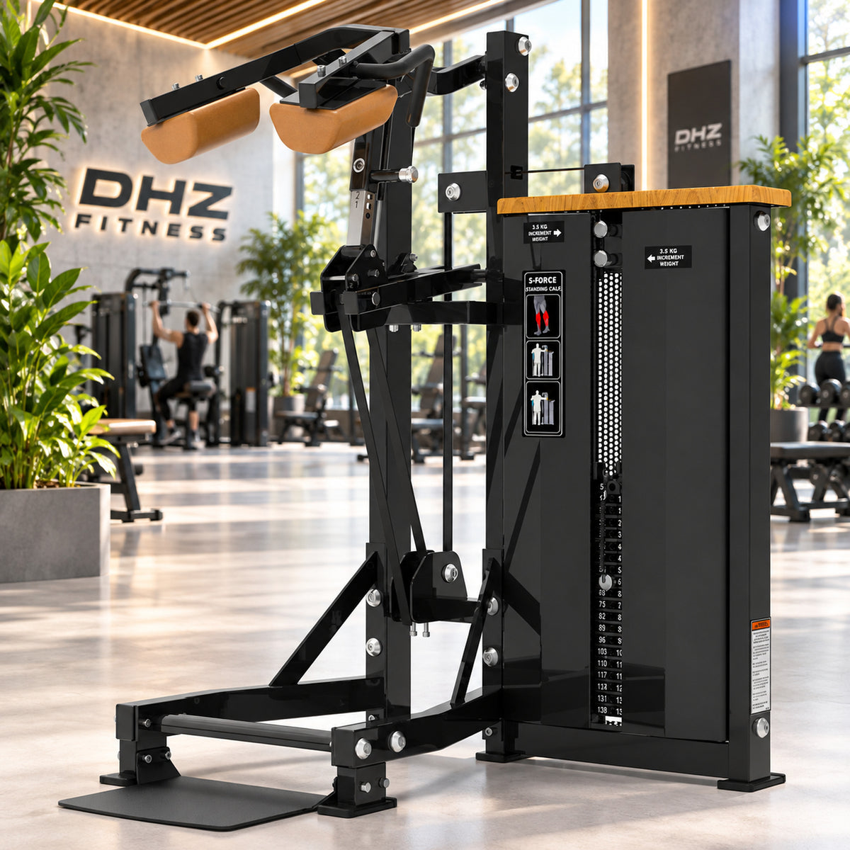DHZ Fitness S-Force SM5010 stehende Wadenmaschine braune Polsterung im modernen DHZ Fitnessstudio
