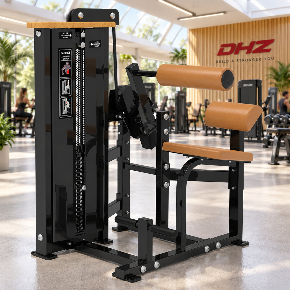 DHZ S-FORCE SM5014 Abdominal Isolator – braune Polster – Studio-Lifestylebild