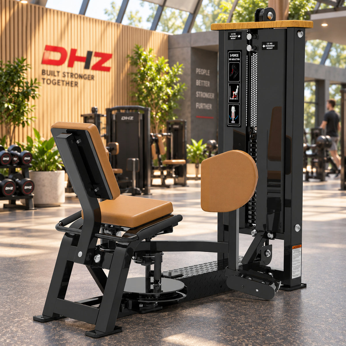 DHZ S-FORCE SM5022 Abductor – braune Polster – Studio-Lifestylebild