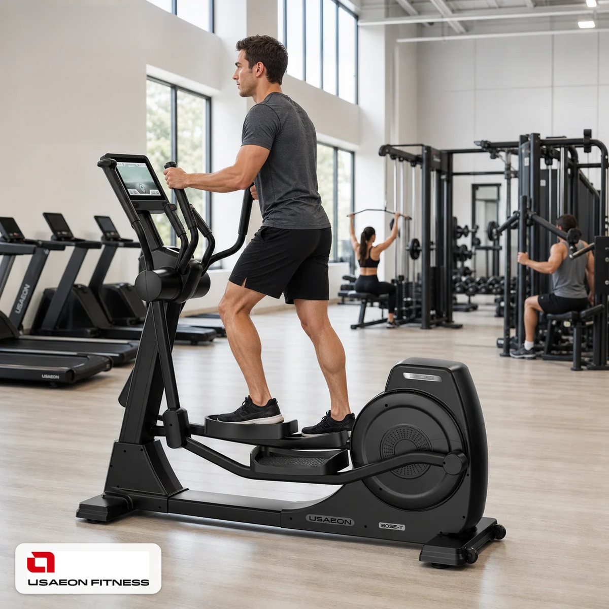 USAEON ULTIMAGLIDE 805E-T Profi Crosstrainer – Geräteansicht im professionellen Fitnessstudio